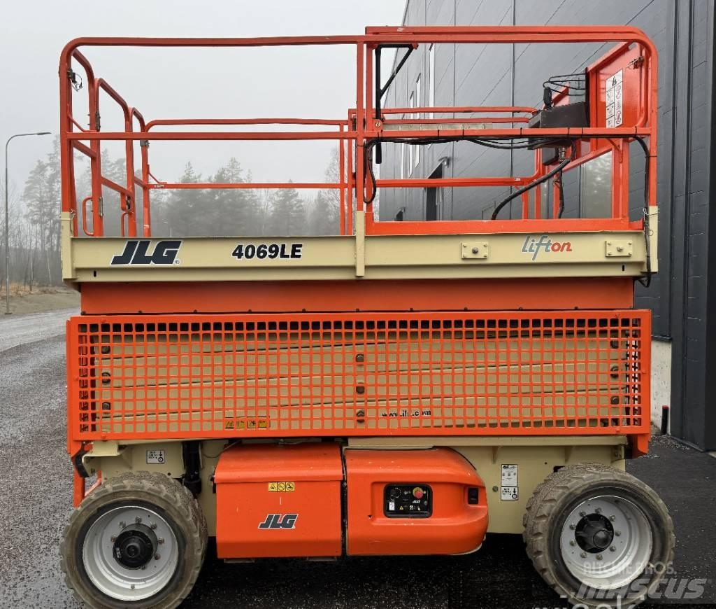 JLG 4069 LE رافعات مقصية الشكل