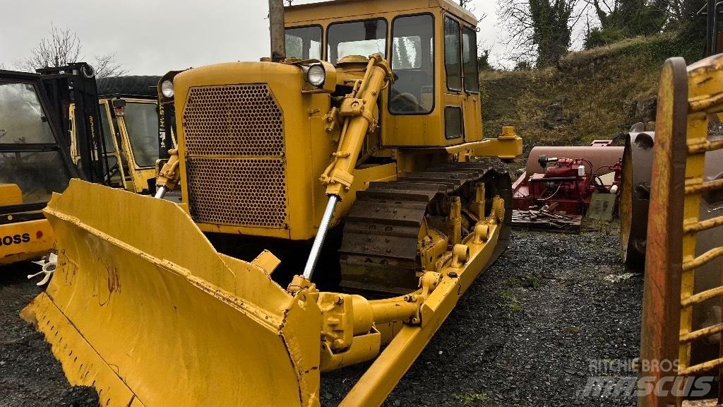 CAT D7 with ripper بلدوزرات مجنزرة