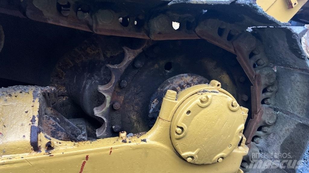 CAT D7 with ripper بلدوزرات مجنزرة