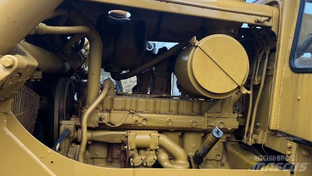 CAT D7 with ripper بلدوزرات مجنزرة