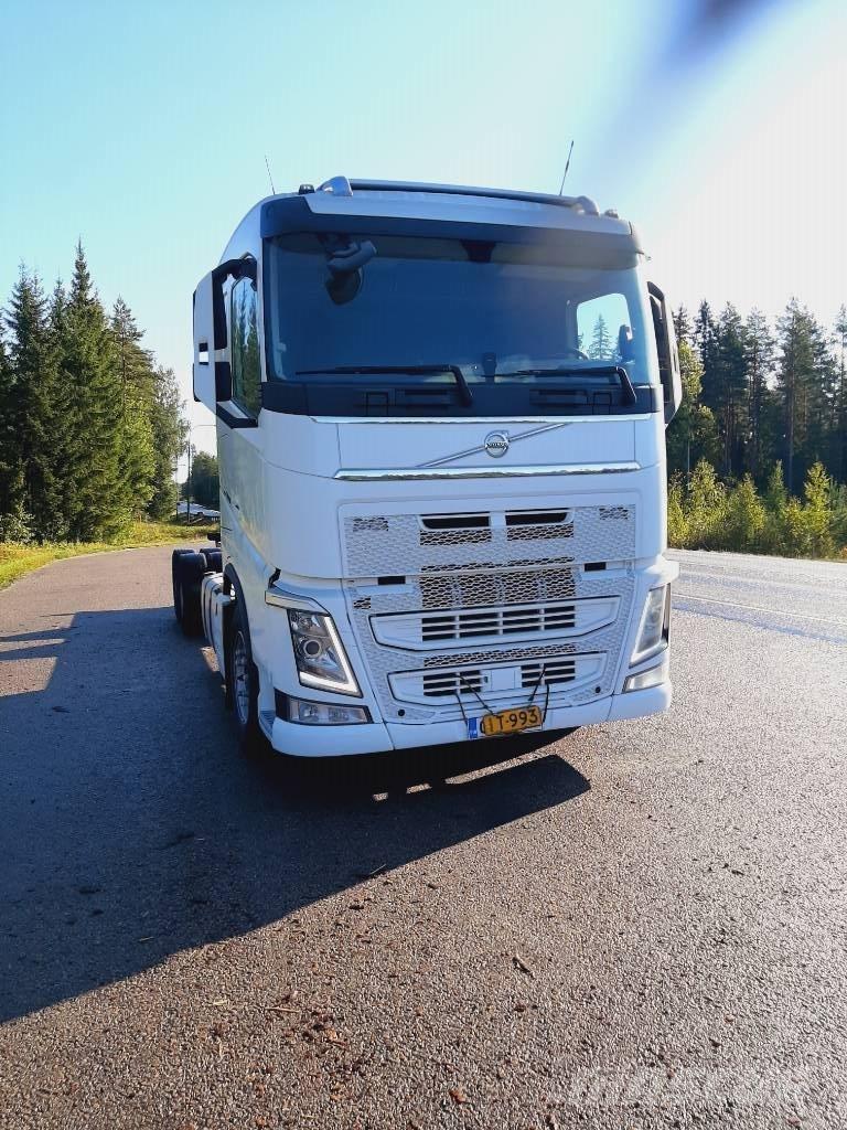 Volvo FH 13 شاحنات بمقصورة وهيكل