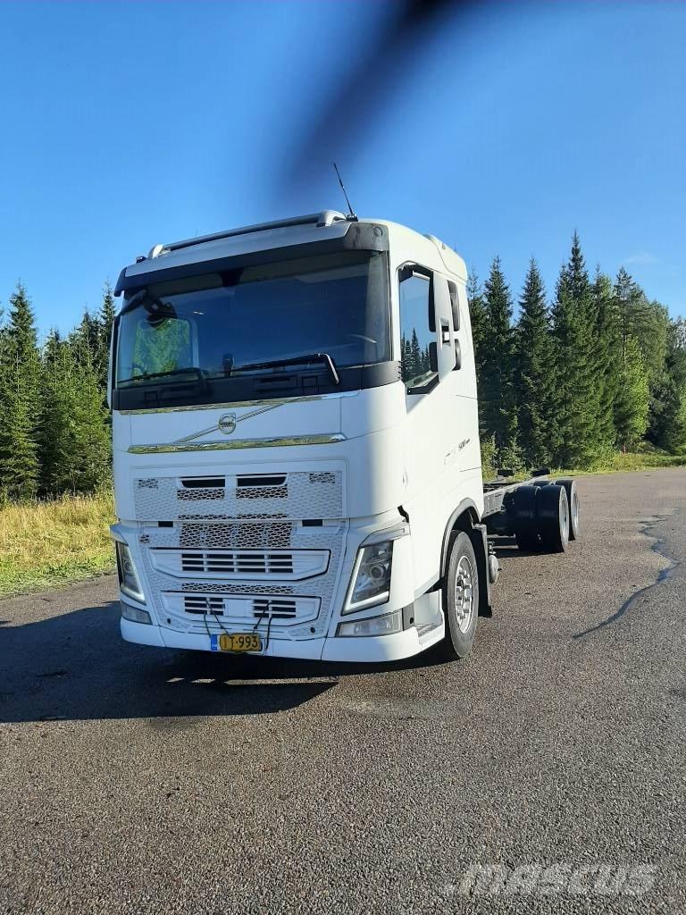 Volvo FH 13 شاحنات بمقصورة وهيكل