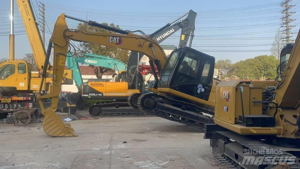CAT 313 D حفارات زحافة