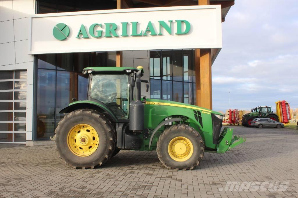 John Deere 8260 R الجرارات