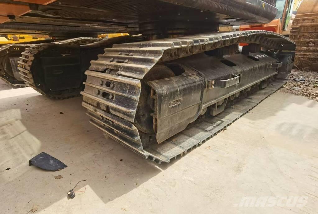 Hitachi ZX 210 حفارات زحافة
