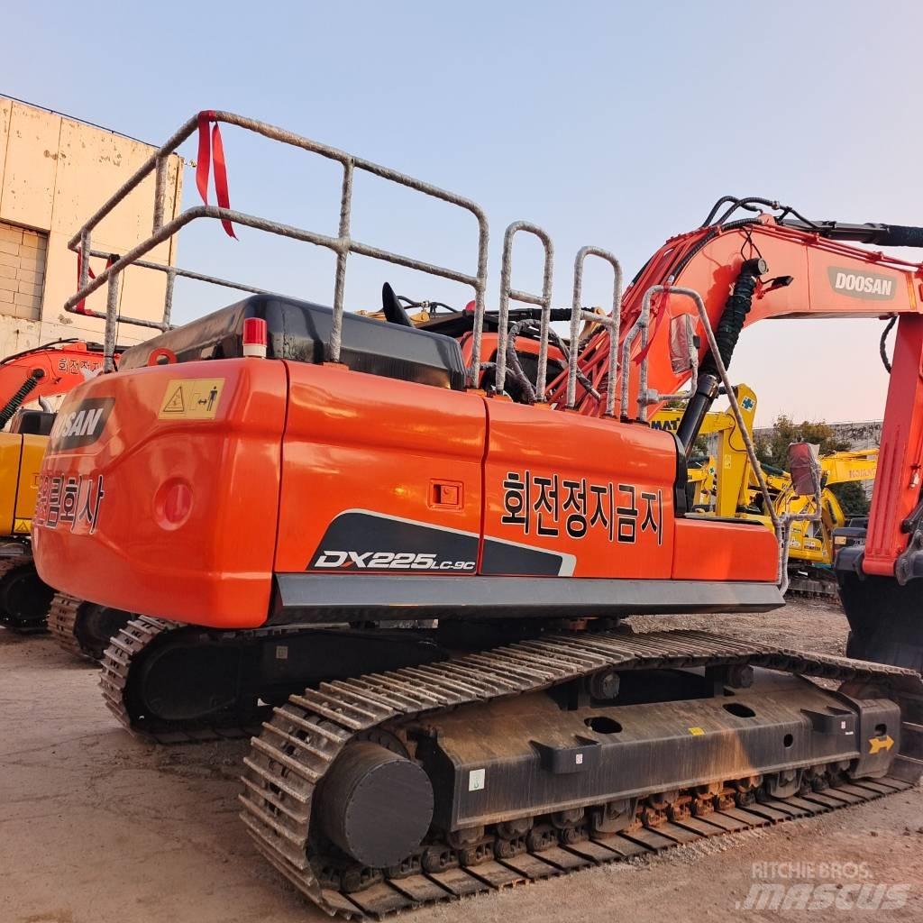 Doosan 225 LC حفارات زحافة