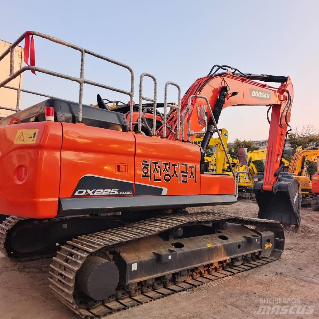 Doosan 225 LC حفارات زحافة