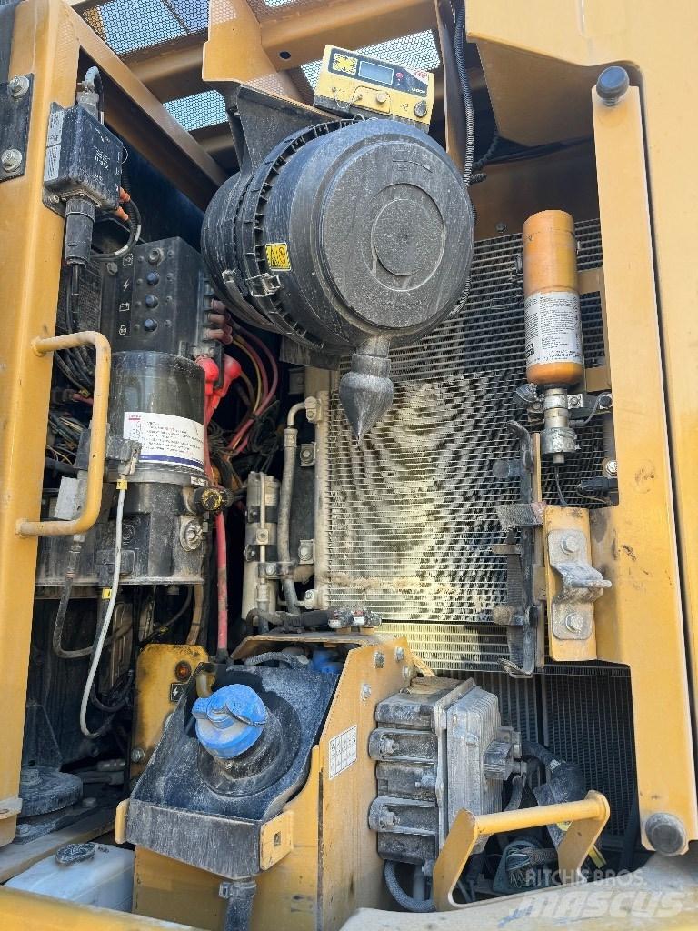 CAT 325 FL CR حفارات زحافة