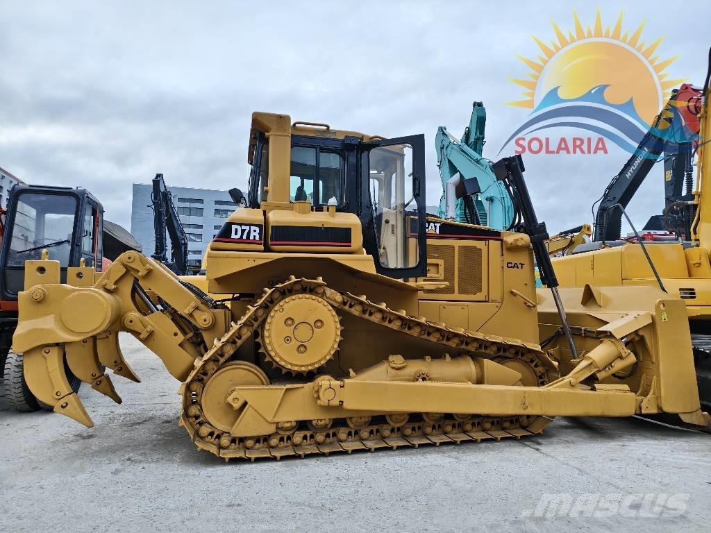 CAT D 7 R بلدوزرات مجنزرة