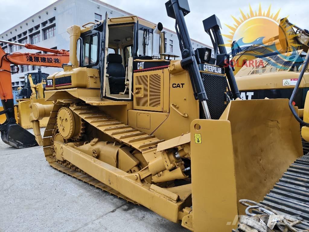 CAT D 7 R بلدوزرات مجنزرة