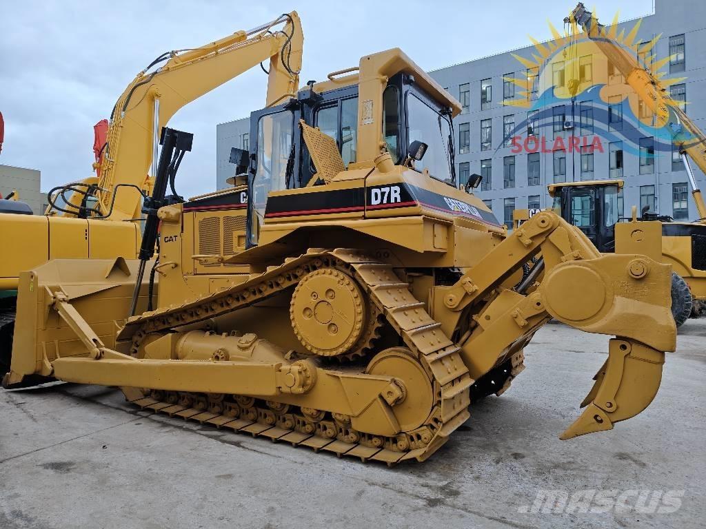 CAT D 7 R بلدوزرات مجنزرة