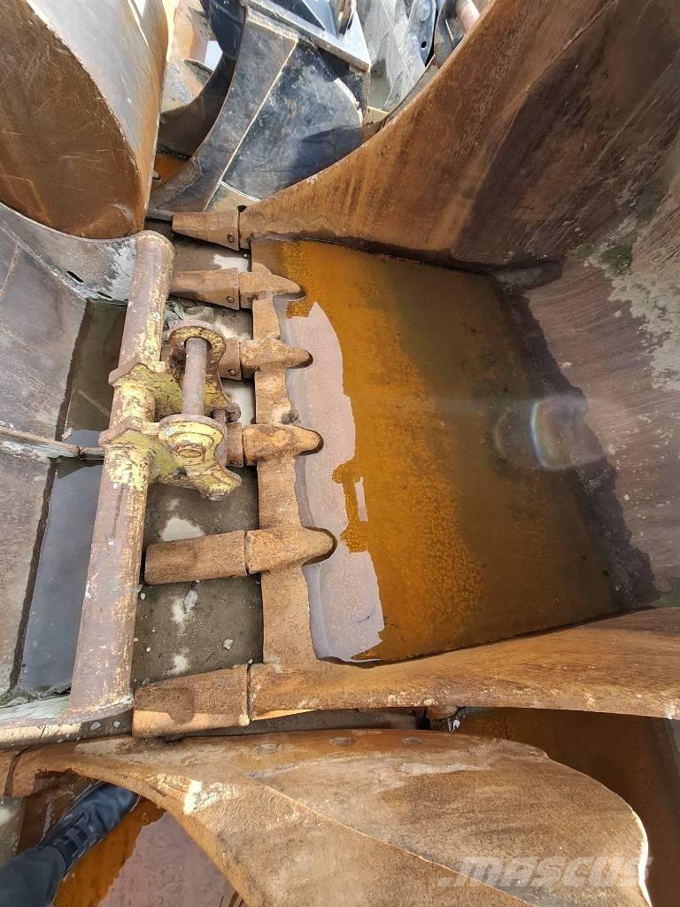 Komatsu PC 700 LC-11 حفارات زحافة