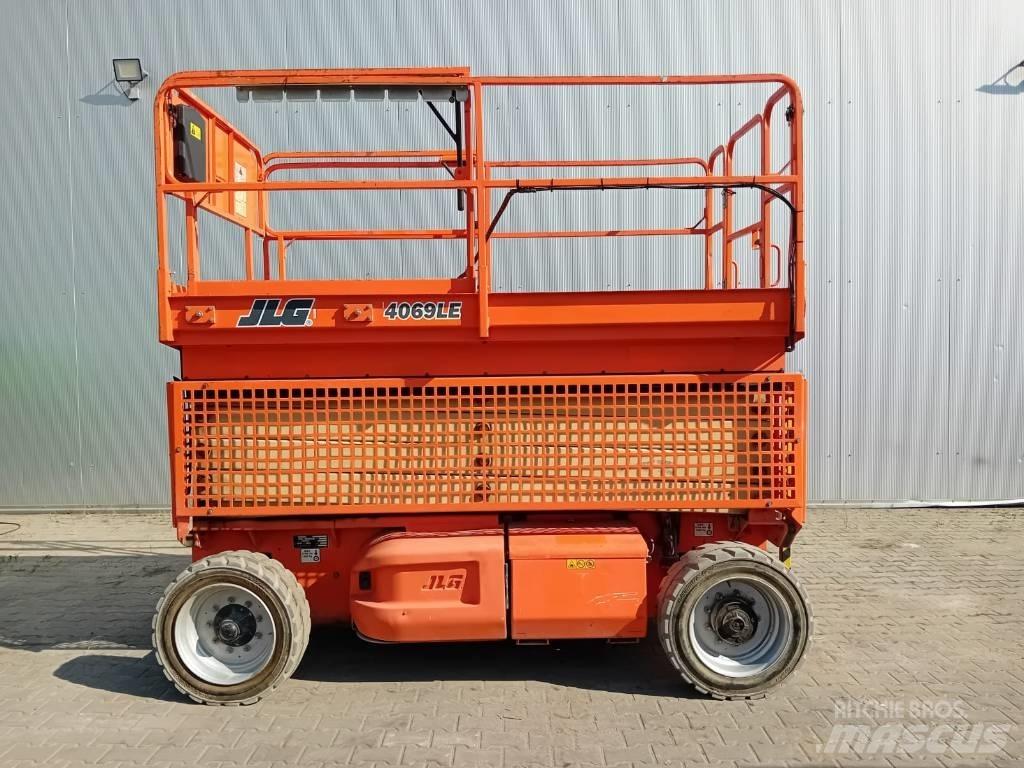 JLG 4069 LE رافعات مقصية الشكل