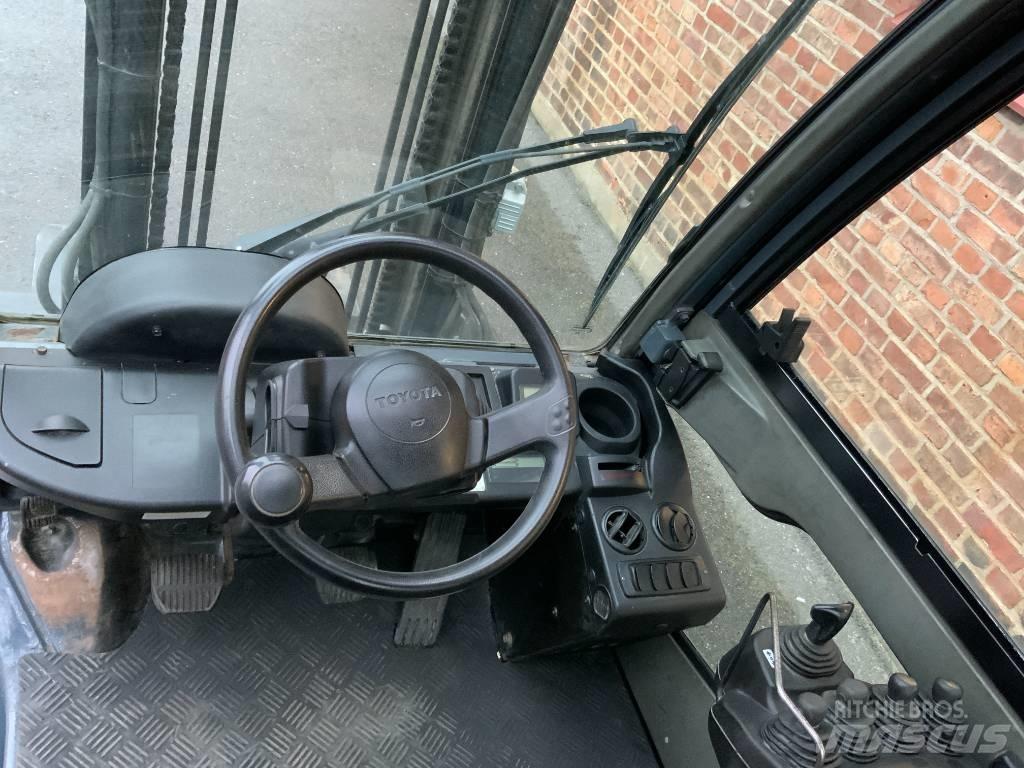 Toyota 02-8 FD F 30 شاحنات الديزل