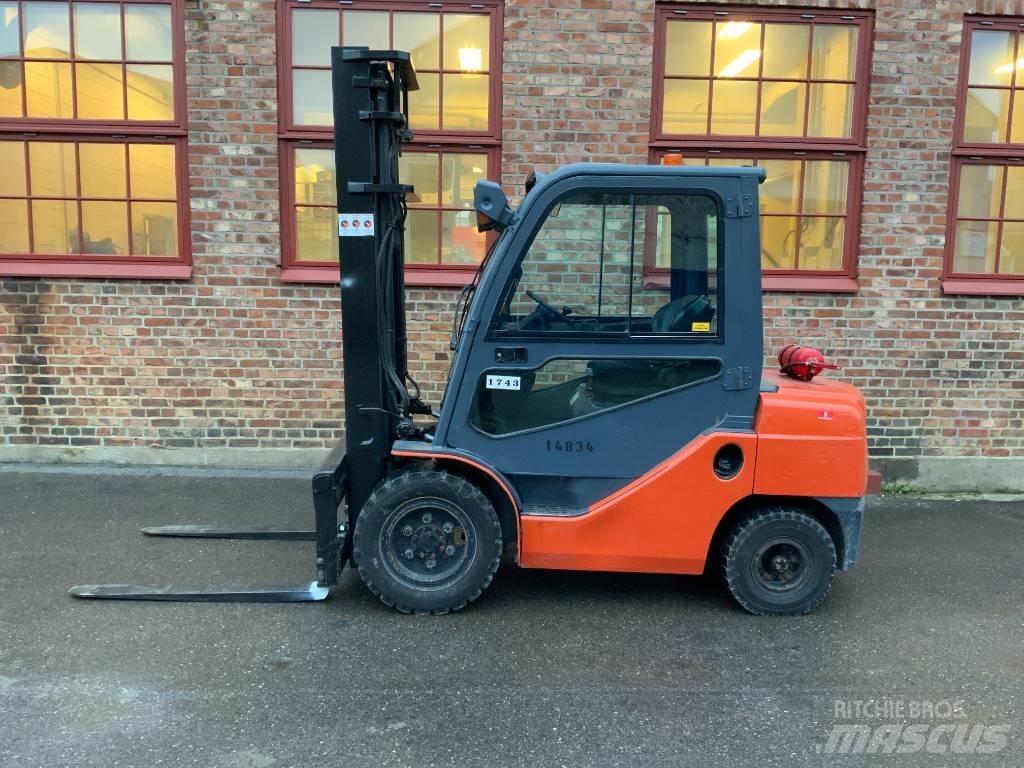 Toyota 02-8 FD F 30 شاحنات الديزل