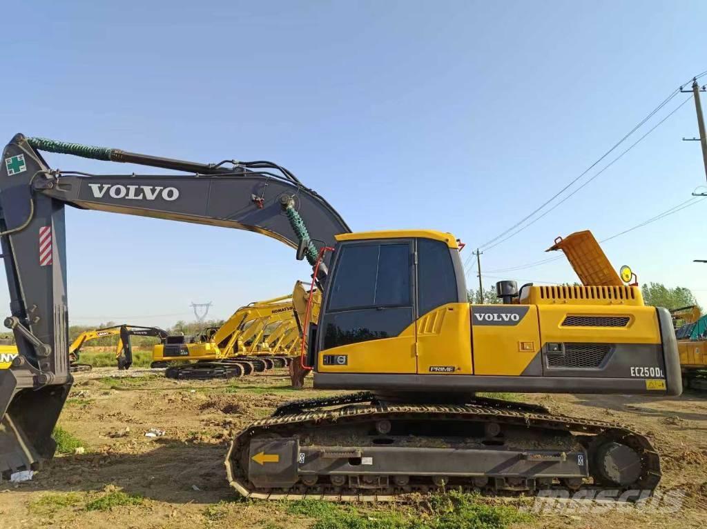 Volvo EC 250 D L حفارات زحافة