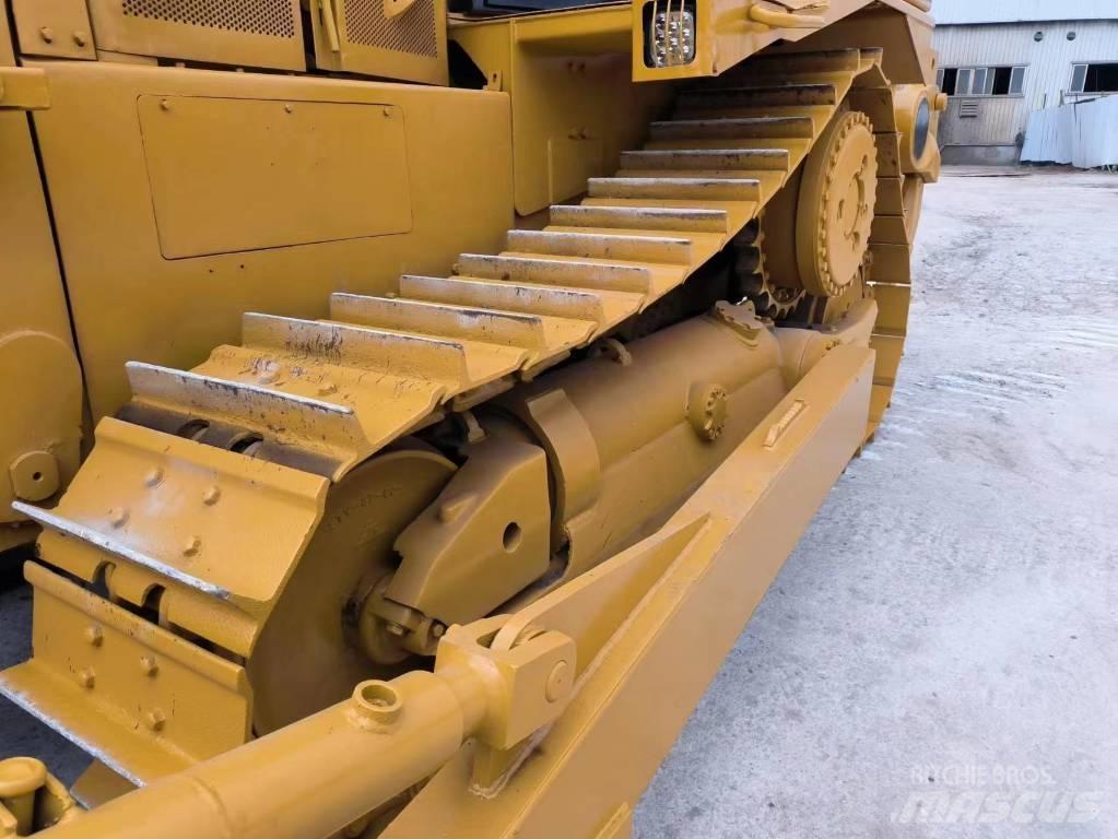 CAT D 8 R بلدوزرات مجنزرة