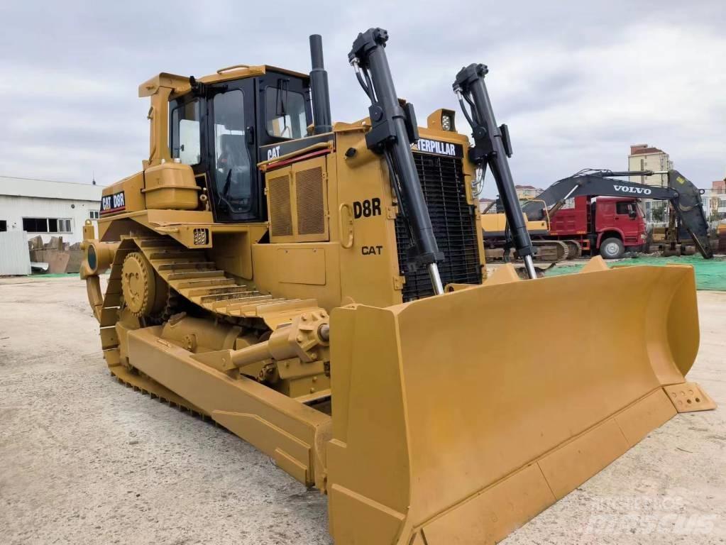 CAT D 8 R بلدوزرات مجنزرة