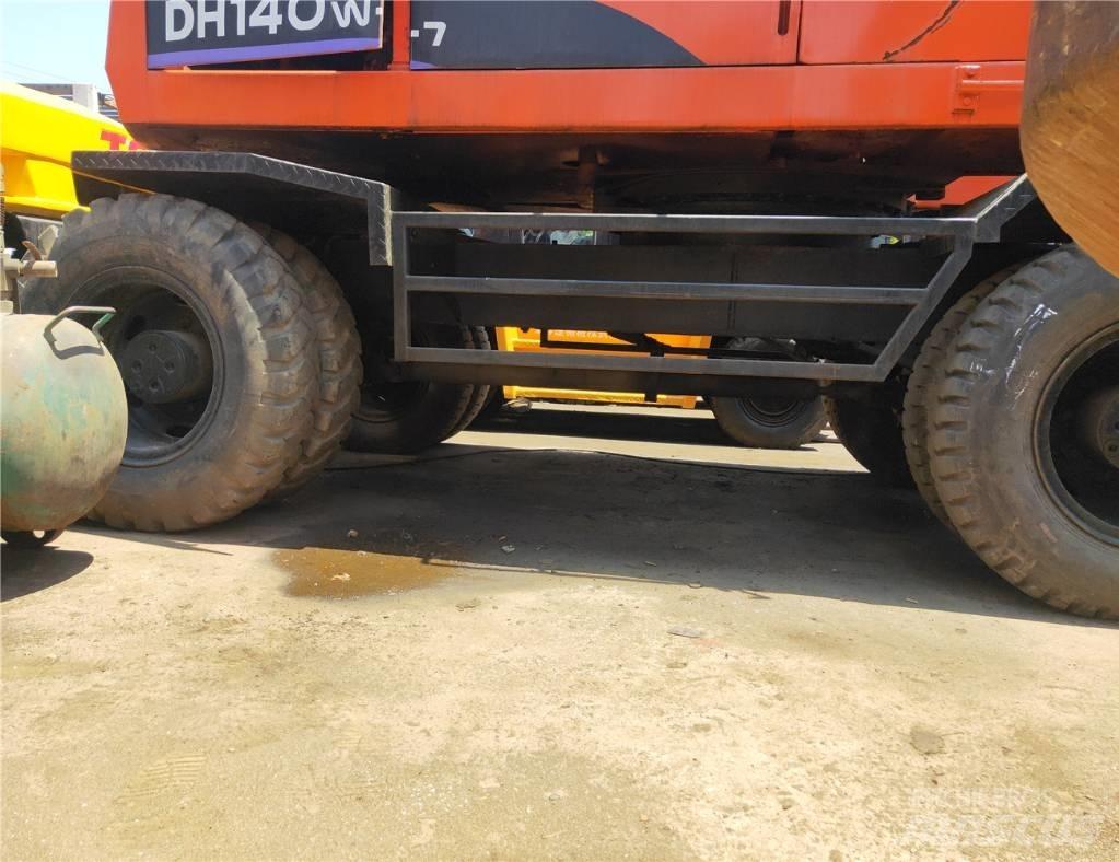 Doosan 140 W حفارات بعجل