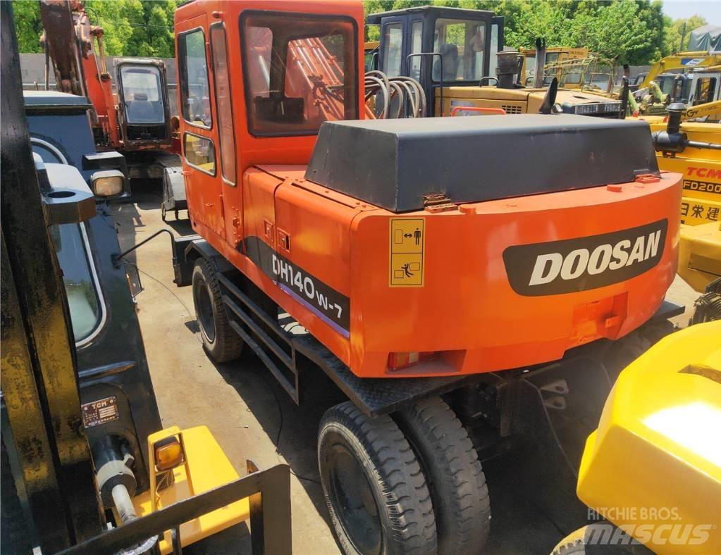 Doosan 140 W حفارات بعجل