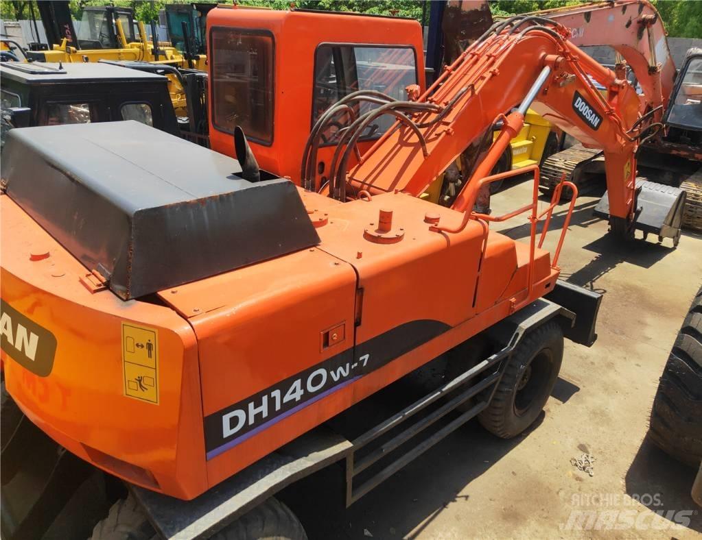 Doosan 140 W حفارات بعجل