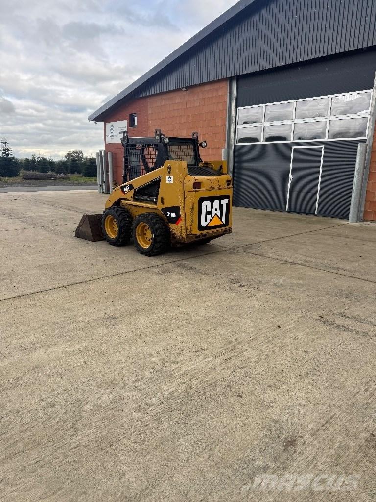 CAT 216 B 3 لوادر انزلاقية التوجيه