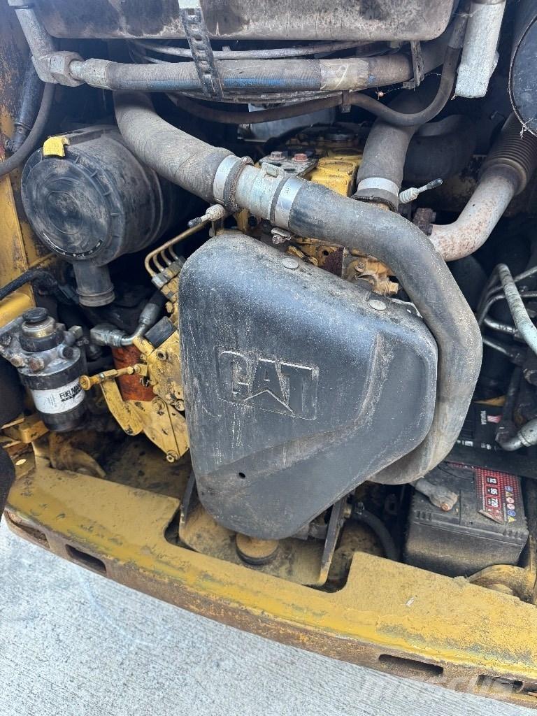 CAT 216 B 3 لوادر انزلاقية التوجيه