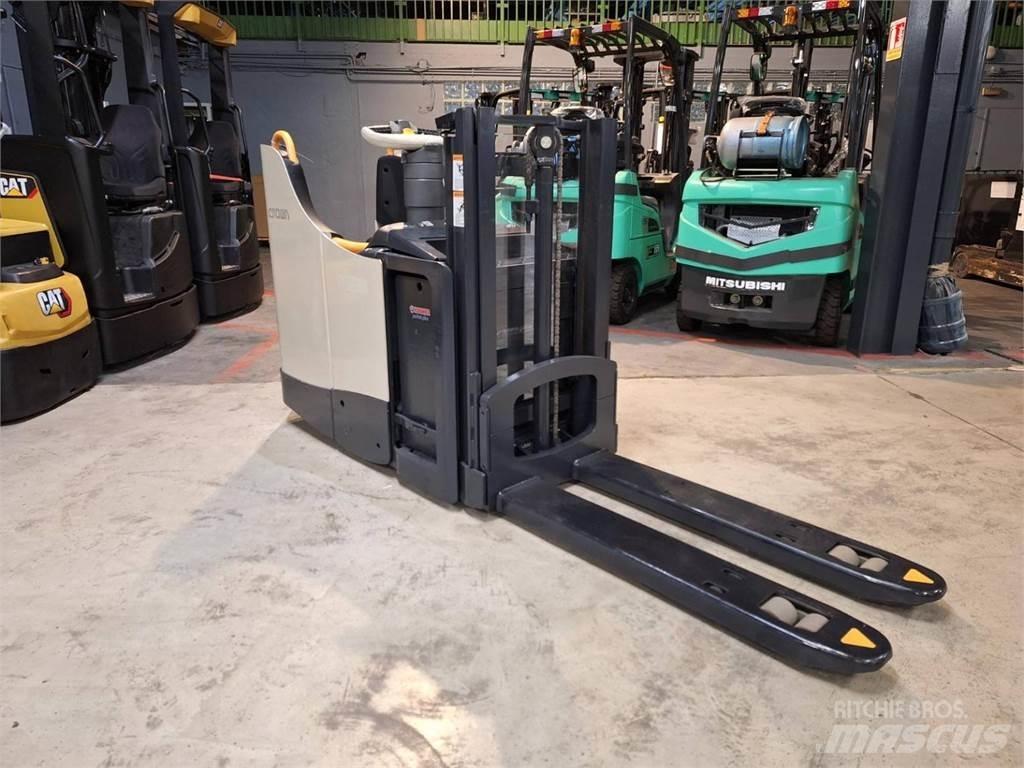 Crown DT3040 شاحنات مناولة ذاتية الدفع
