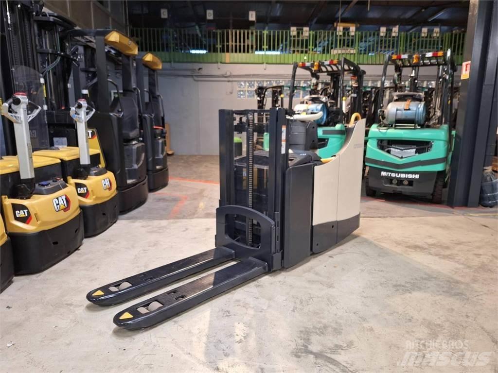 Crown DT3040 شاحنات مناولة ذاتية الدفع