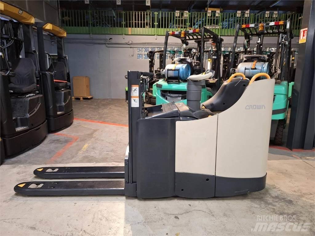 Crown DT3040 شاحنات مناولة ذاتية الدفع