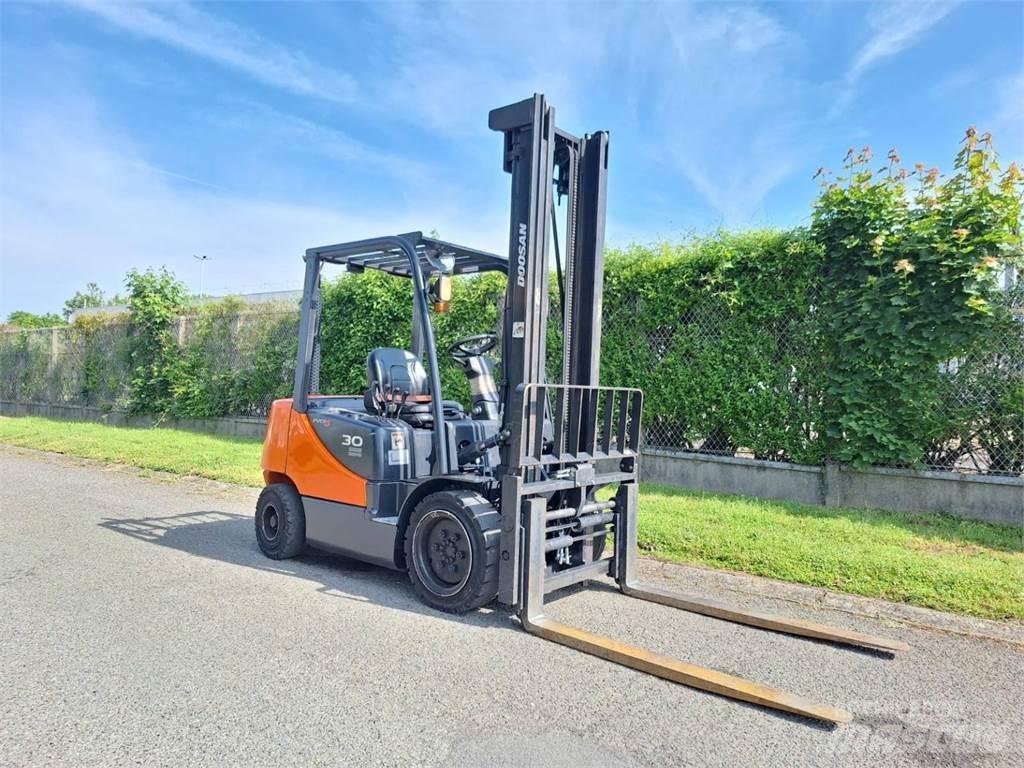 Doosan D30S 5 شاحنات ذات رافعات شوكية - أخرى