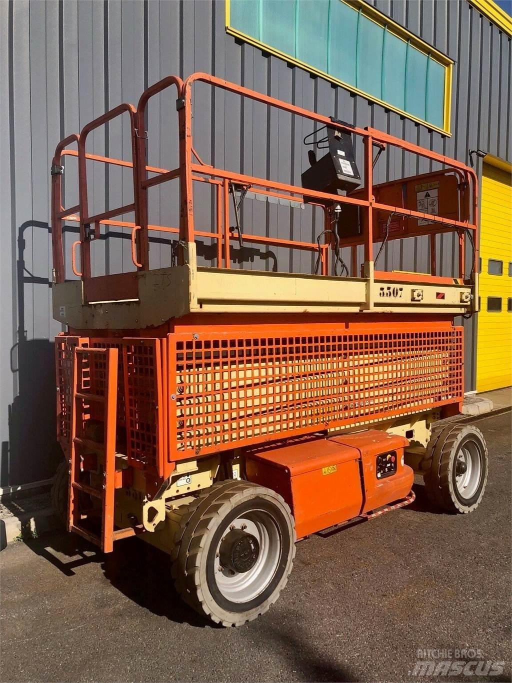 JLG 3369 LE رافعات مقصية الشكل