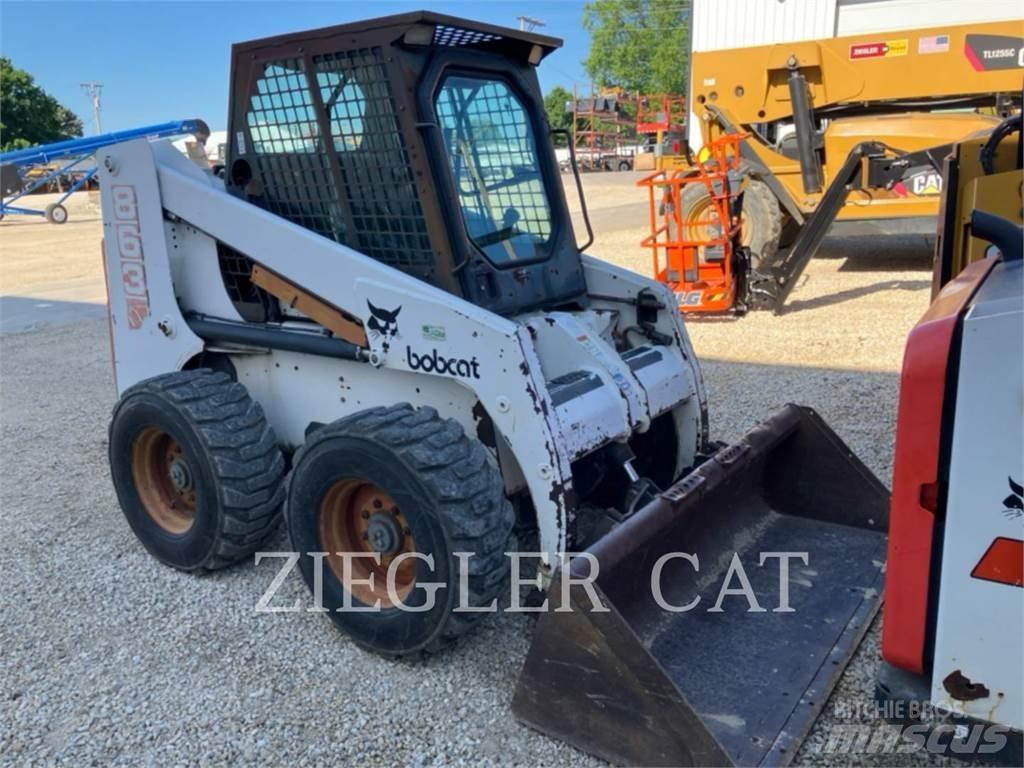 Bobcat 863 لوادر انزلاقية التوجيه