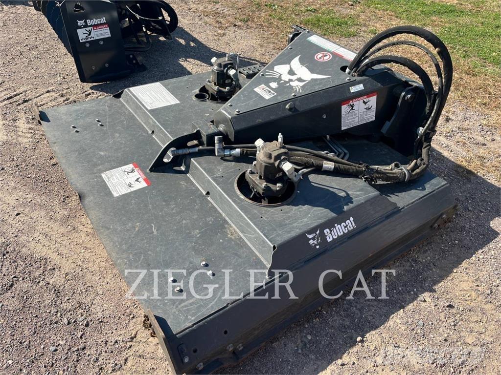 Bobcat BRUSHCAT لوادر انزلاقية التوجيه