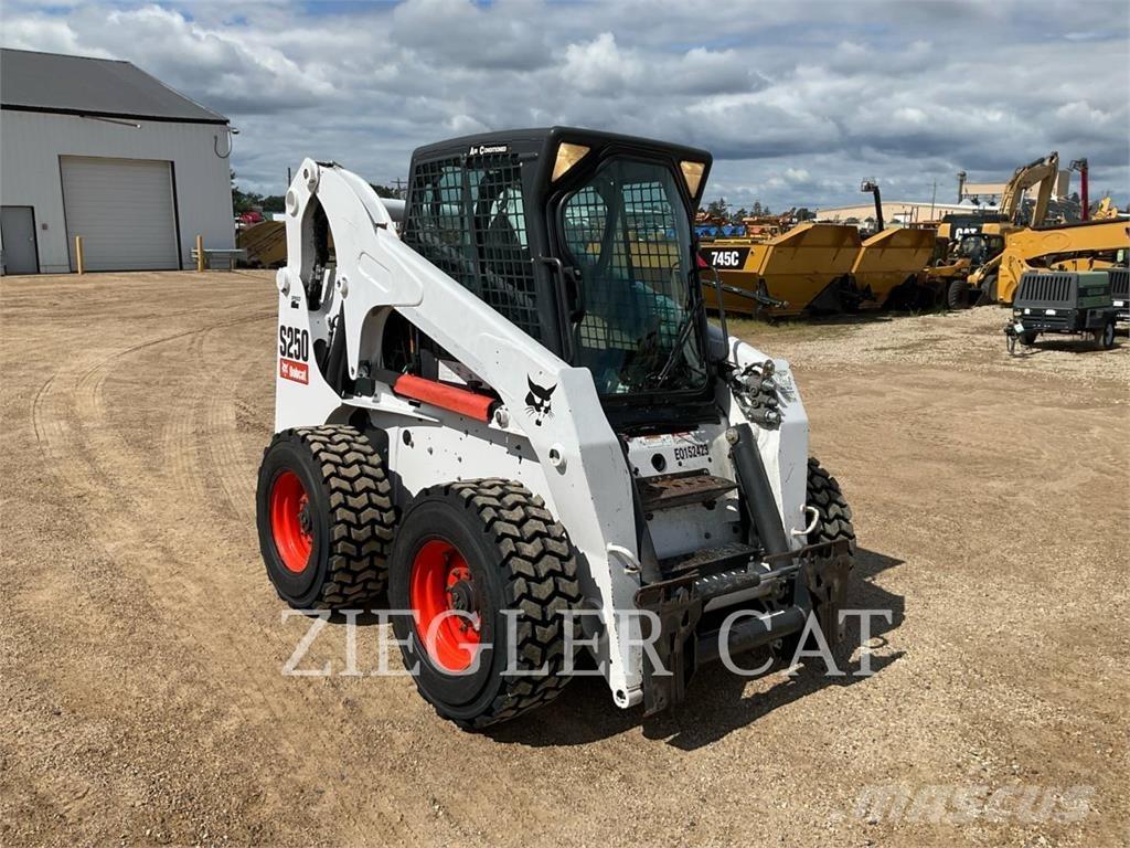 Bobcat S250 لوادر انزلاقية التوجيه