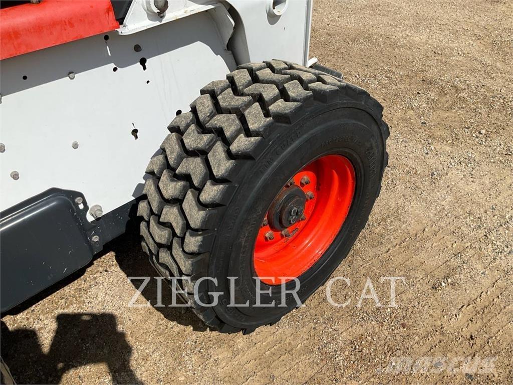 Bobcat S250 لوادر انزلاقية التوجيه
