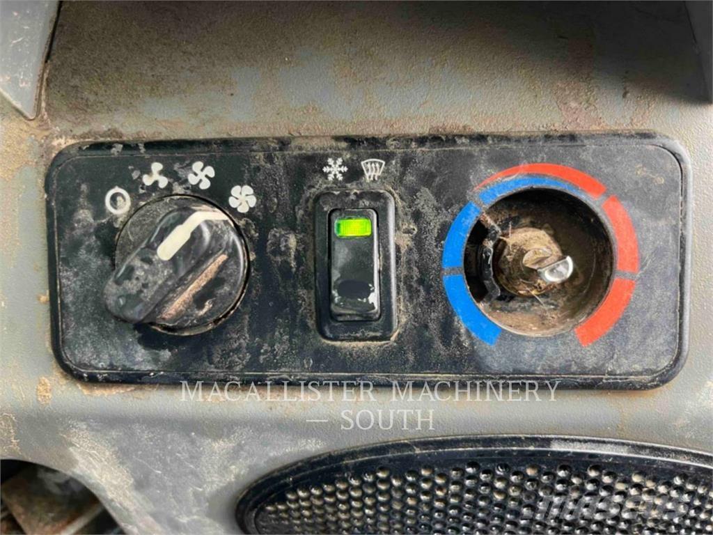 Bobcat T740 لوادر زحافة