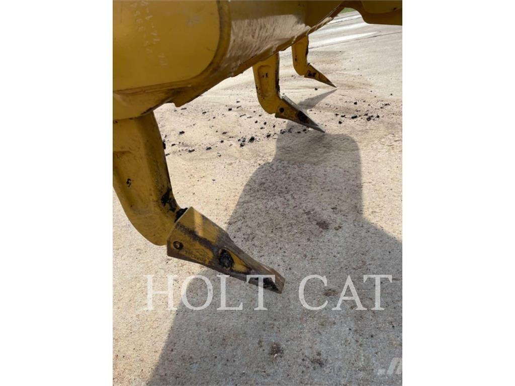 CAT 140 معدات تمهيد الطرق