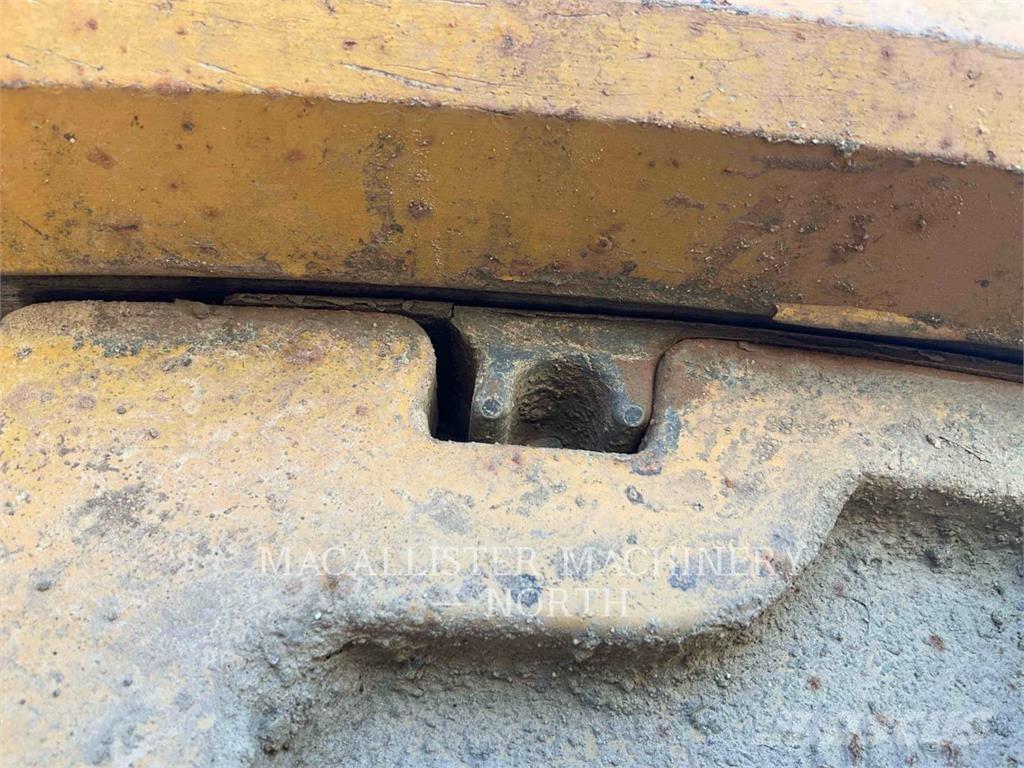 CAT 150 معدات تمهيد الطرق