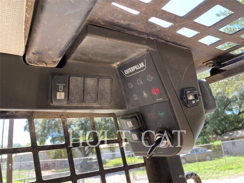 CAT 216 لوادر انزلاقية التوجيه