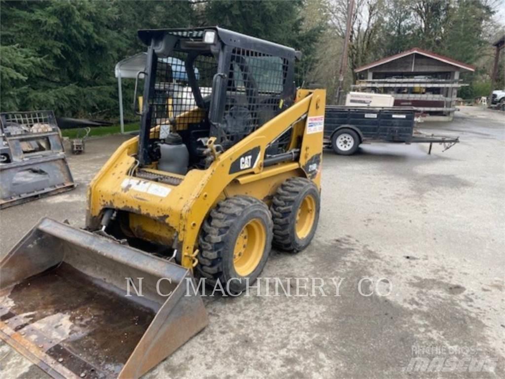 CAT 216B3 CN لوادر انزلاقية التوجيه