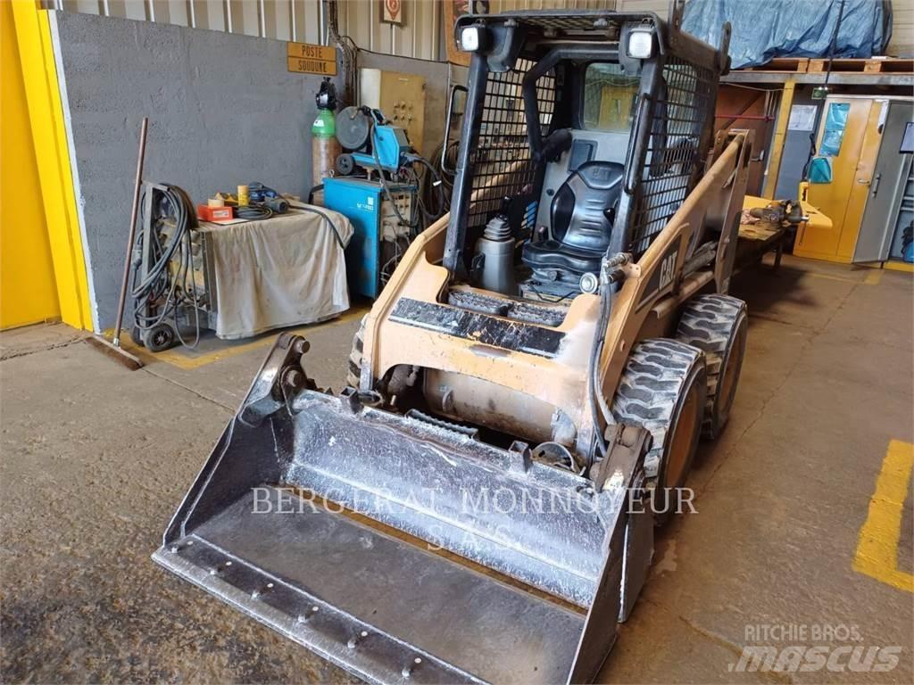 CAT 226 لوادر انزلاقية التوجيه