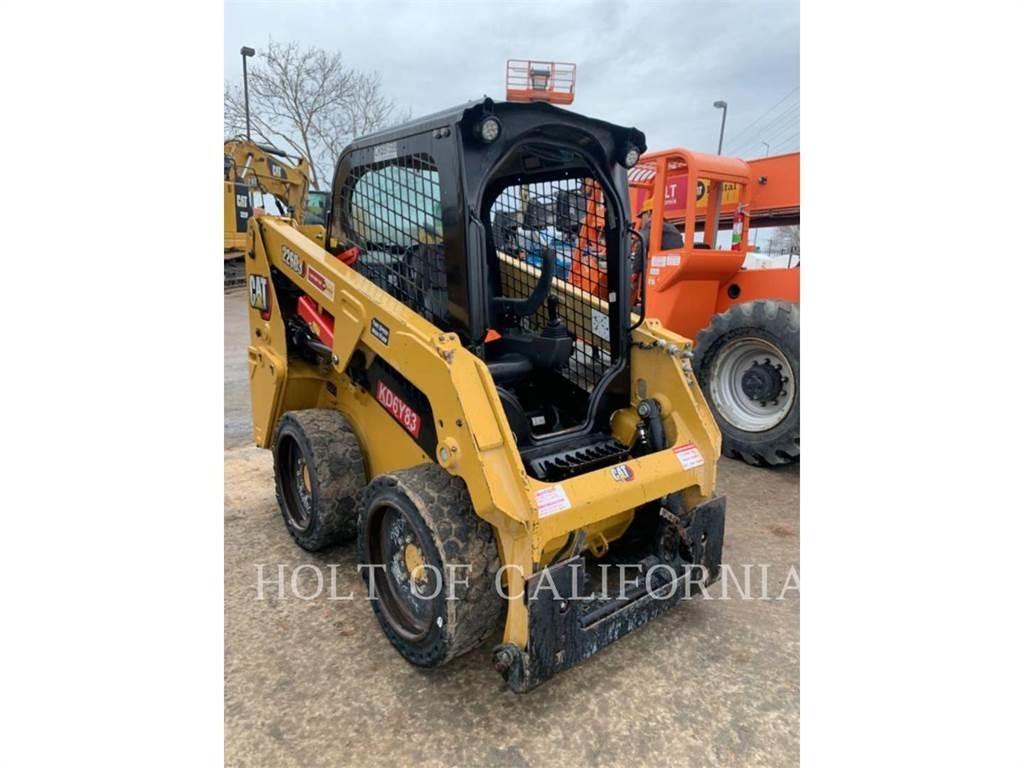 CAT 226 HF لوادر انزلاقية التوجيه