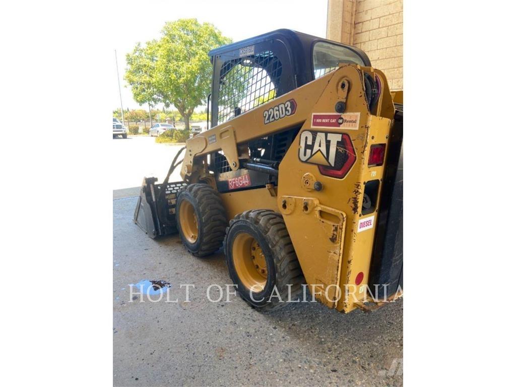 CAT 226 HF لوادر انزلاقية التوجيه