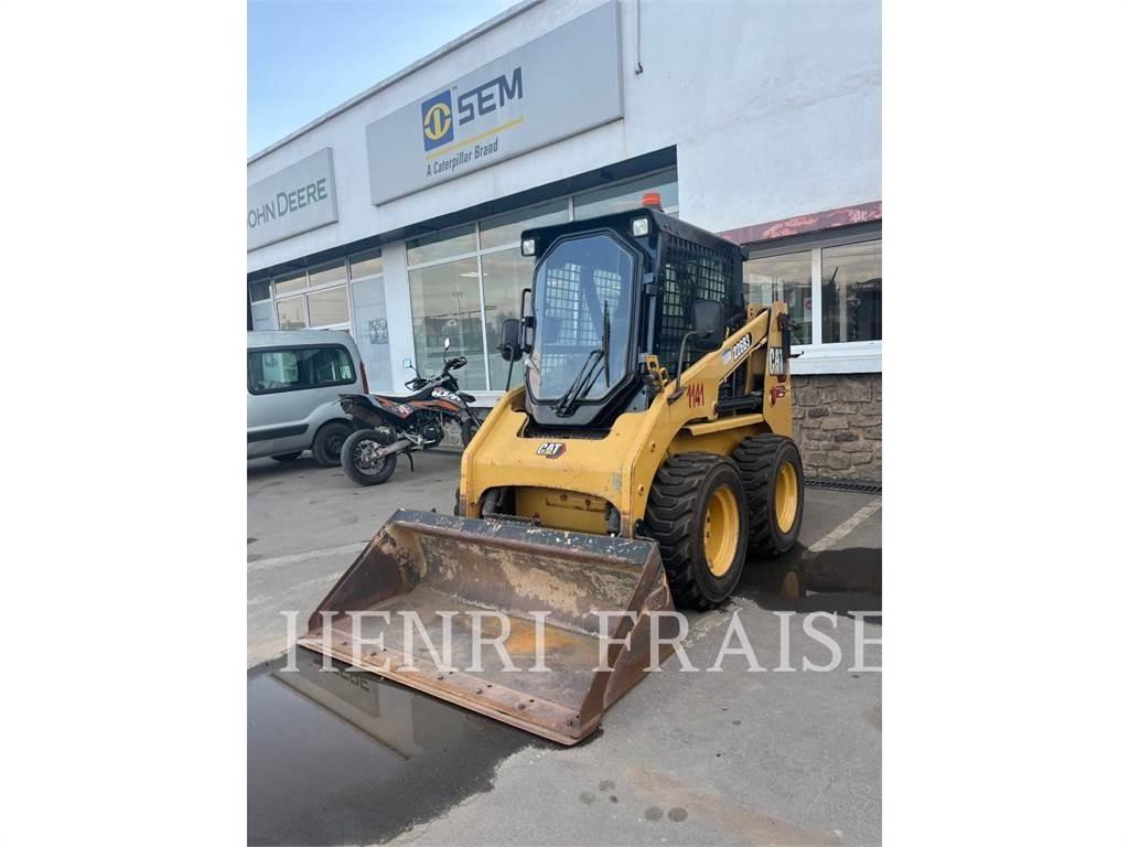 CAT 226B3 لوادر انزلاقية التوجيه