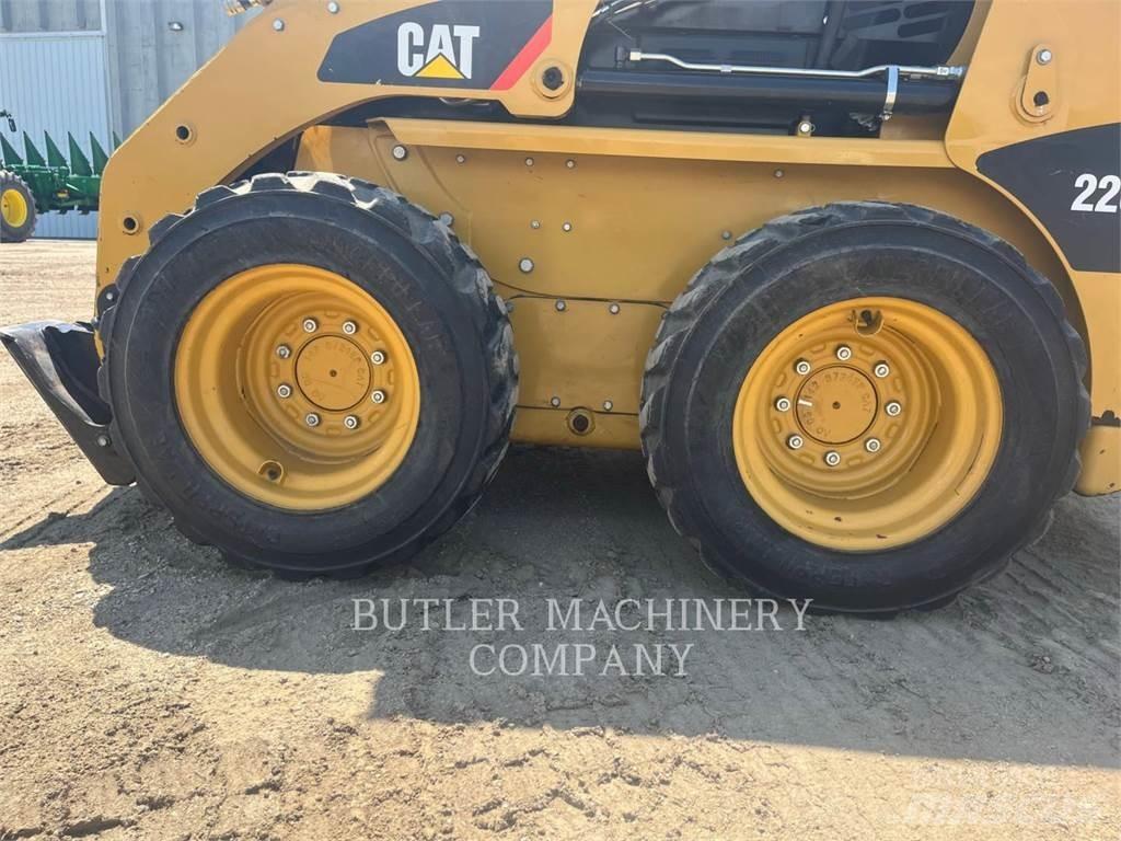 CAT 226B3 C3S2 لوادر انزلاقية التوجيه