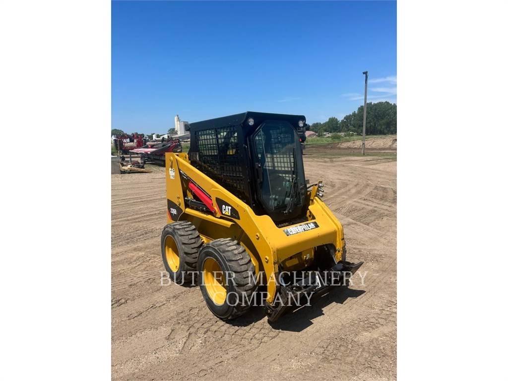 CAT 226B3 C3S2 لوادر انزلاقية التوجيه