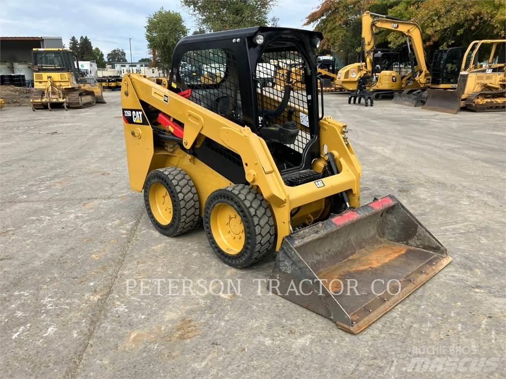 CAT 226D لوادر انزلاقية التوجيه