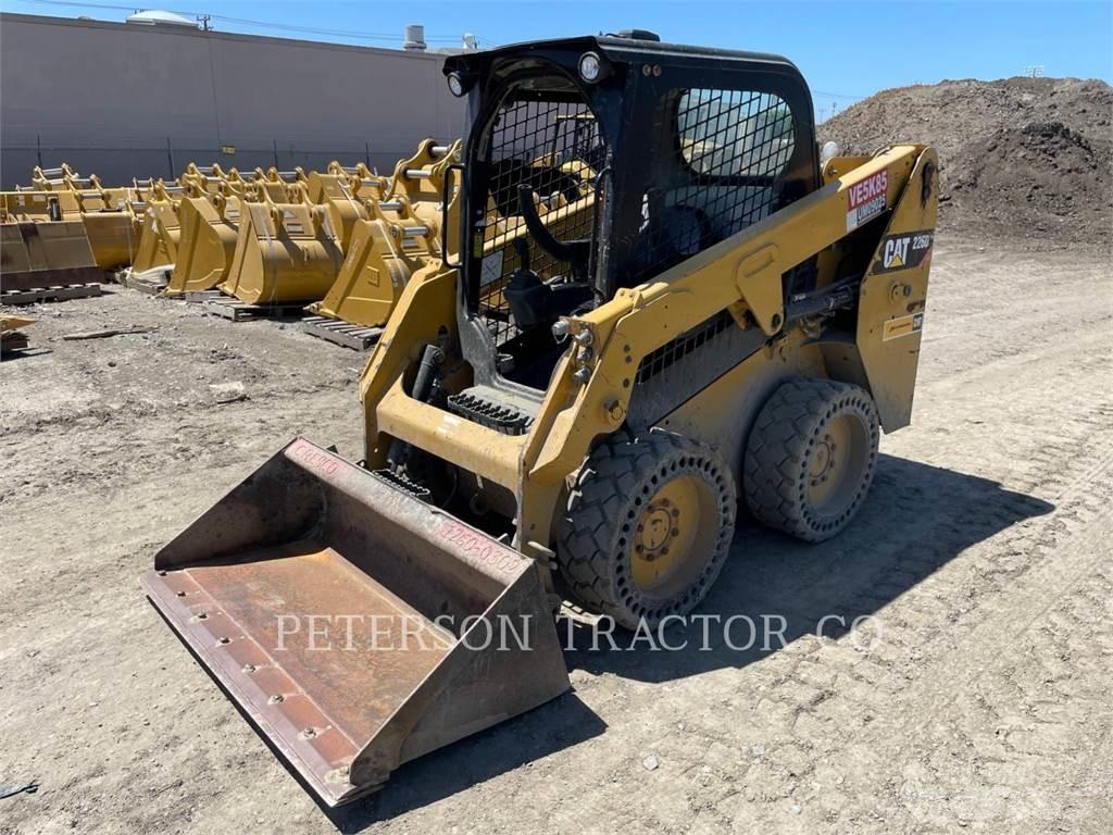 CAT 226D لوادر انزلاقية التوجيه