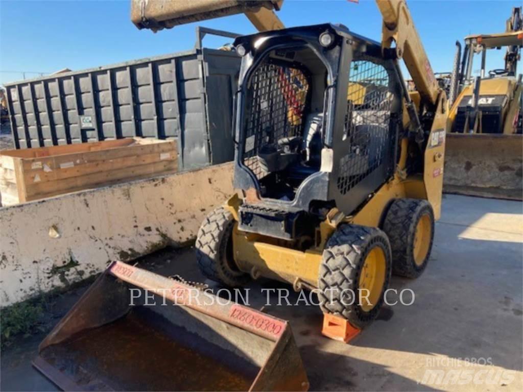 CAT 226D لوادر انزلاقية التوجيه